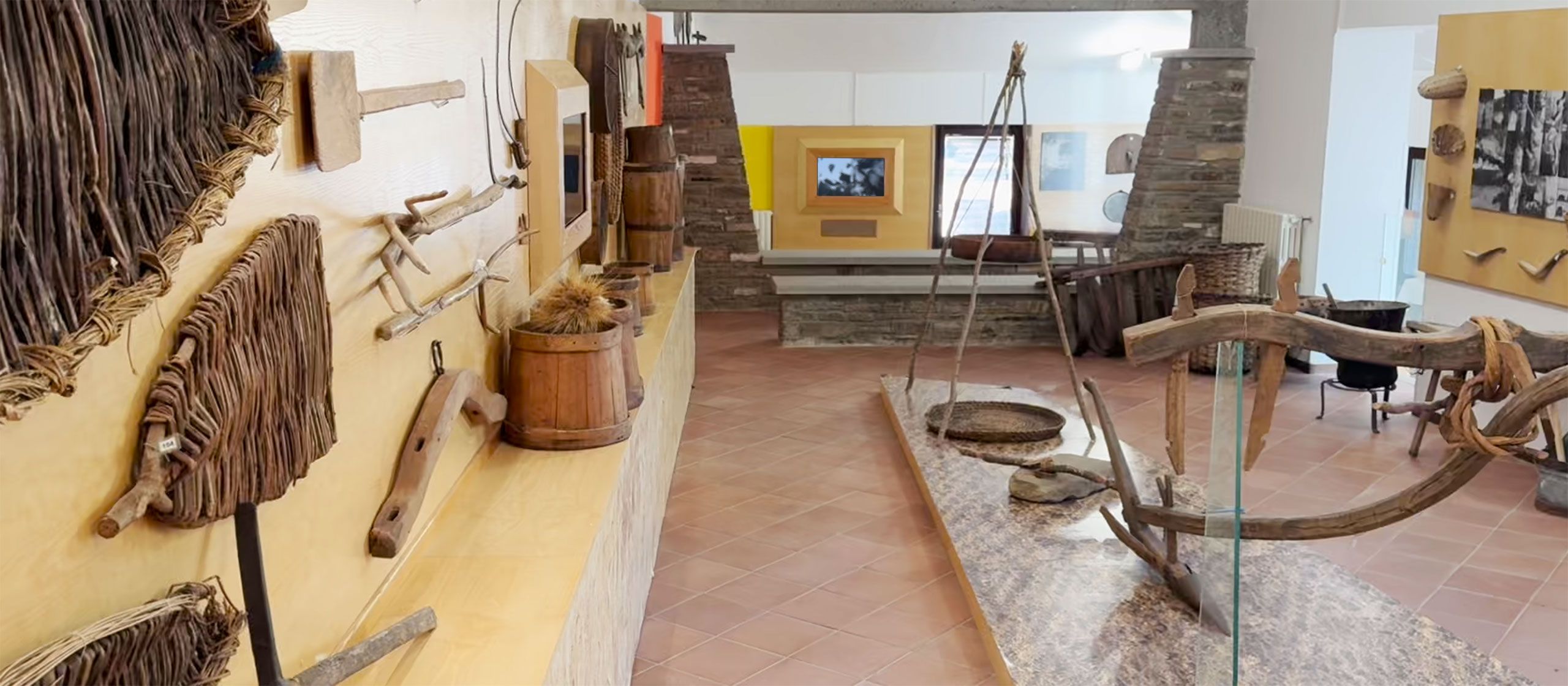 Sala D Museo: attrezzi e immagini del mondo del lavoro