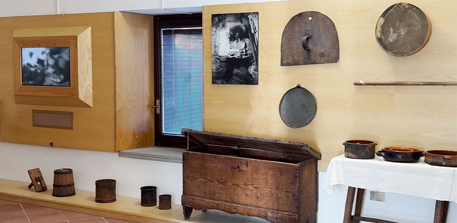 Sala E: gli oggetti e gli arredi della cucina