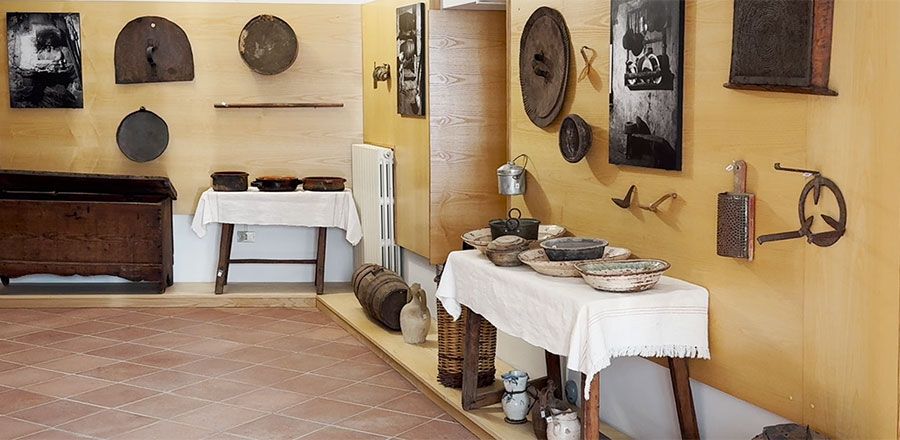 Sala E: gli oggetti e gli arredi della cucina